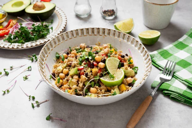 Prepara la ensalada de garbanzos más nutritiva y refrescante para los días de calor