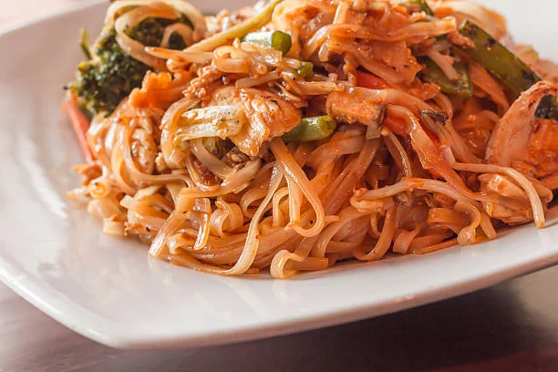 Fideos de arroz salteados, la receta asiática favorita de los españoles que aprenderás a hacer en 5 minutos