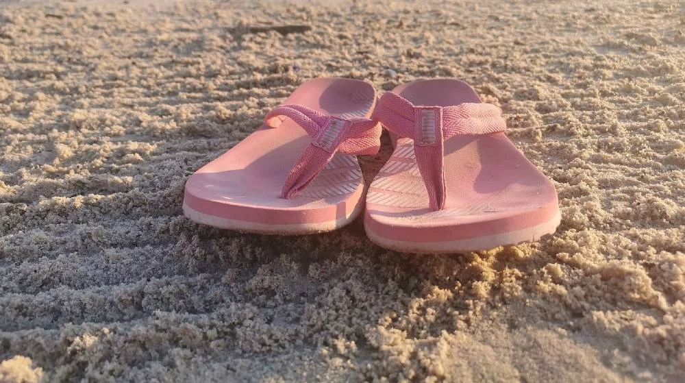 Evita que te roben en la playa con este truco de las chanclas 1 Moncloa Más consejos para que no te roben en la playa