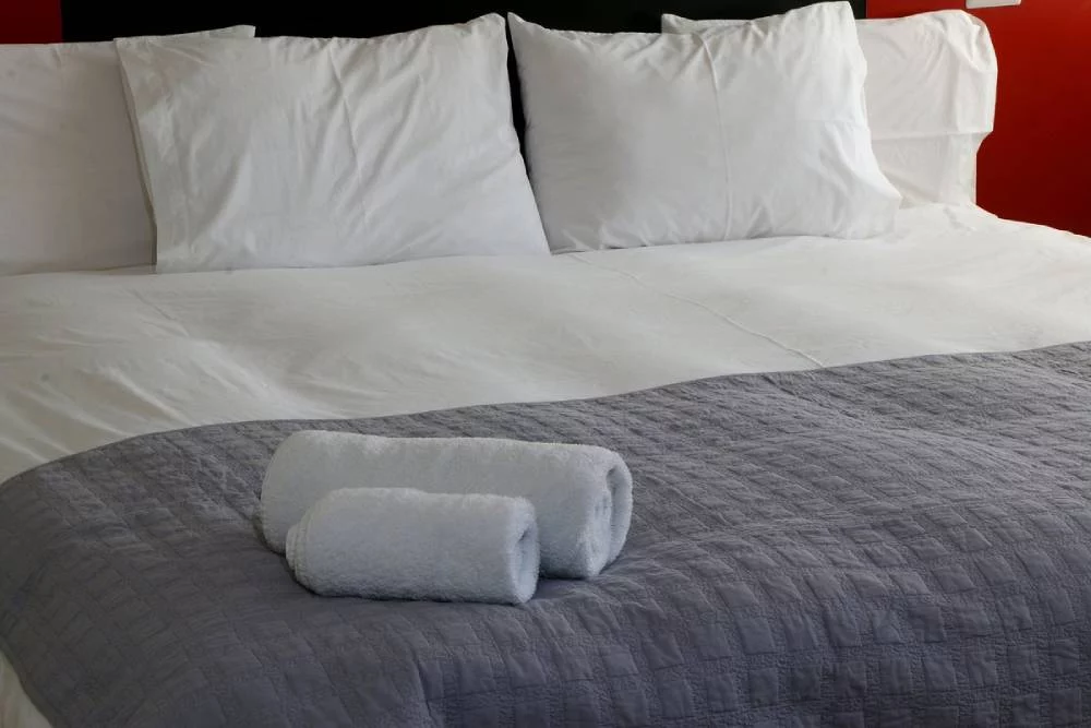 El truco de los hoteles para toallas suaves que no conocías y está en casa 2 Moncloa Otro truco fundamental para la limpieza en hoteles: almohadas perfectas