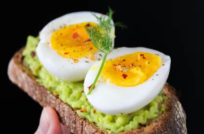 Nutricionistas revelan cuántos huevos deberías comer por semana 2 Moncloa ¿Puedo comer huevos si tengo colesterol alto?