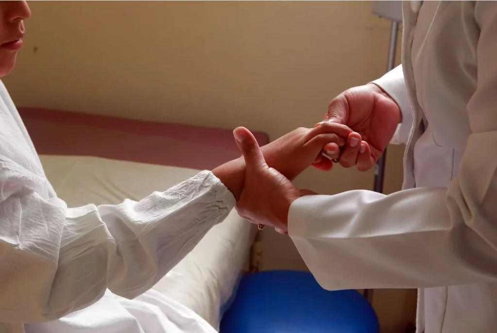 El síntoma silencioso de la artritis juvenil que podría estar afectándote 2 Moncloa Qué hacer si sospechas de artritis juvenil