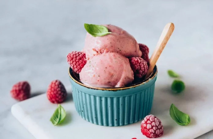 Fortalece tu sistema inmunológico con este helado casero rico en vitamina C