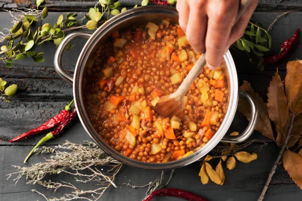 Olvida la carne: descubre la versión vegetariana del guiso de lentejas 1 Moncloa Preparación del guiso de lentejas vegetariano