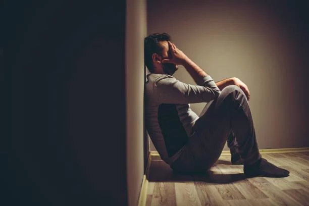 Hombres gastan 10 mil dólares en un retiro de masculinidad con terapia de llanto en piscina