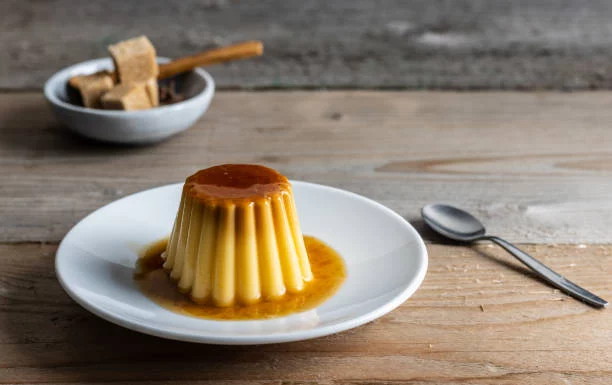 Prepara un flan ligero de manzana y galletas en casa con esta sencilla receta
