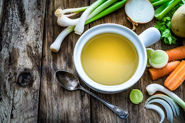 El caldo diario que supera a la dieta de la alcachofa, según los nutricionistas 2 Moncloa Ayuda a controlar el apetito