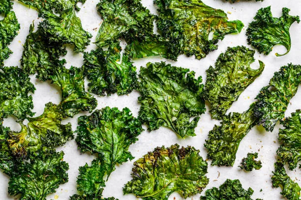 Baja en calorías y deliciosa: Ensalada de kale y manzana para el verano 1 Moncloa Preparación de la ensalada de kale
