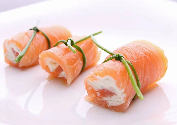 El aperitivo perfecto: rollitos de salmón ahumado fáciles y elegantes 1 Moncloa Preparación rollitos de salmón ahumado