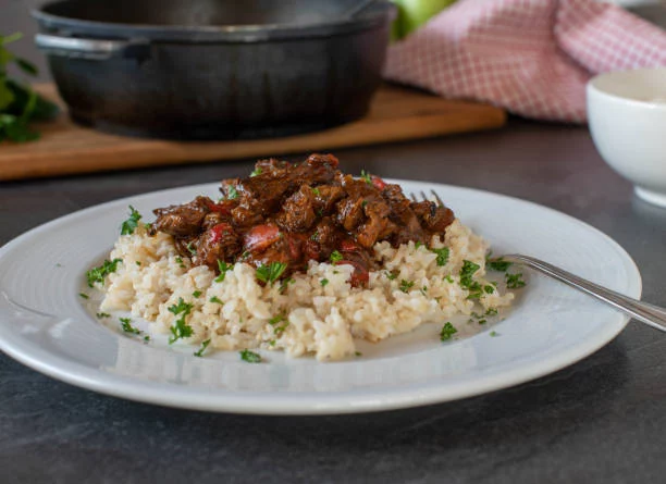 Salva la hora del almuerzo con esta rica receta de carne molida, arroz y champiñones 1 Moncloa Preparación de la carne molida con arroz y champiñones