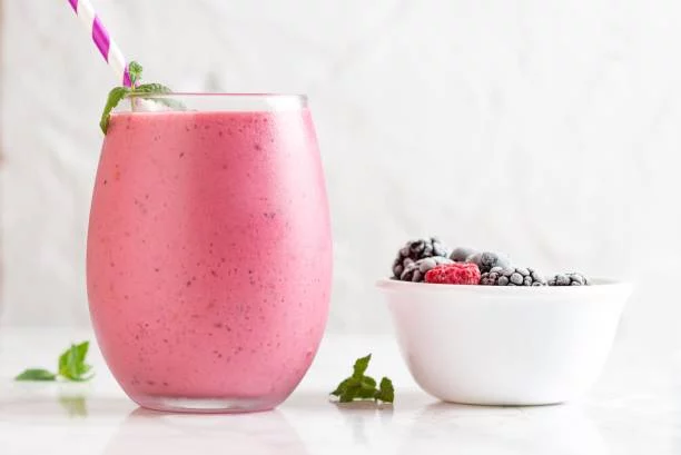 Dile adiós al dolor de estómago con este licuado de avena y frutos rojos que es milagroso 1 Moncloa Un licuado beneficioso para los que sufren dolor de estómago