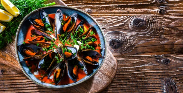 Mejillones a la marinera en tiempo récord: receta en 15 minutos con la freidora de aire 2 Moncloa Agrega la salsa de tomate
