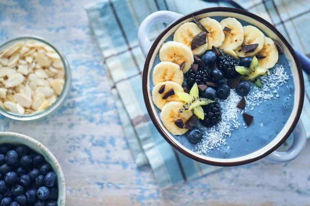 Así se prepara un smoothie bowl para un desayuno o merienda saludable 1 Moncloa Elección de los toppings para el smoothie bowl