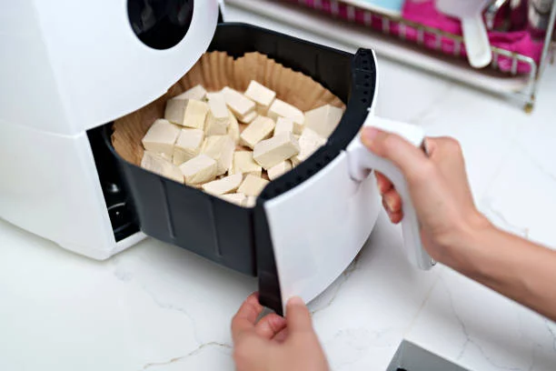 El aperitivo proteico en la freidora de aire que te hará olvidar las patatas fritas 1 Moncloa Cocinar tofu en freidora de aire
