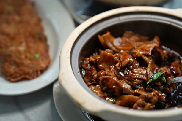 Prepara una carrillera de cerdo de escándalo con esta receta fácil y rápida 2 Moncloa Preparación final