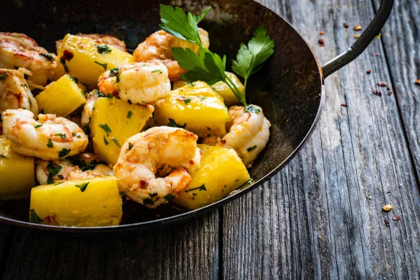 Disfruta del mar con esta ensalada de patata irresistible 1 Moncloa Ensalada de patata con langostinos y mejillones