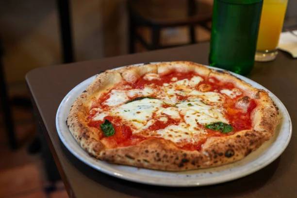 Pizza napolitana en casa: la receta italiana que ahora triunfa en España 2 Moncloa Preparación del horno y la pizza