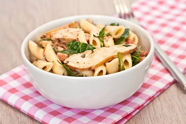 Ensalada de pasta de colores para llevar a la oficina, fácil y económica 2 Moncloa El toque final, antes de servir