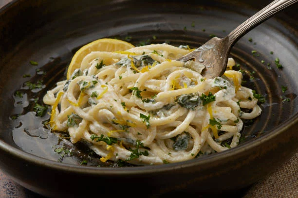 La pasta al limón que te saca de apuros todo el verano