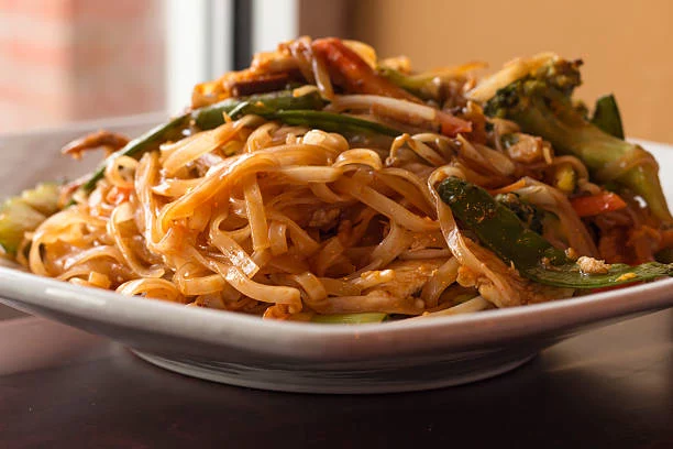 Fideos de arroz salteados, la receta asiática favorita de los españoles que aprenderás a hacer en 5 minutos 1 Moncloa Cómo preparar fideos de arroz salteados