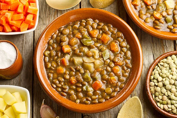 Olvida la carne: descubre la versión vegetariana del guiso de lentejas 2 Moncloa Un toque final recomendado por un chef experimentado