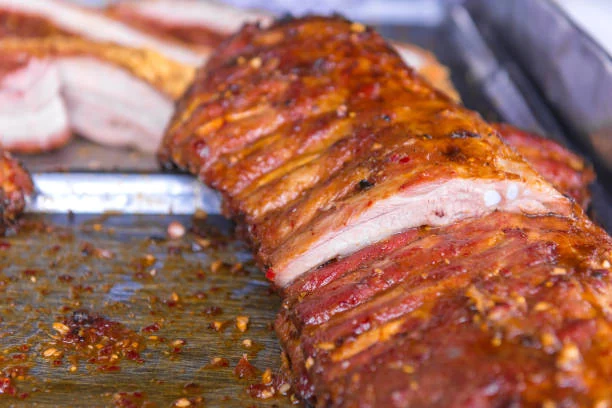 El secreto para unas costillas de cerdo que se deshagan, queden jugosas por dentro y crujientes por fuera 2 Moncloa Reducir la salsa y finalizar cocción en el horno