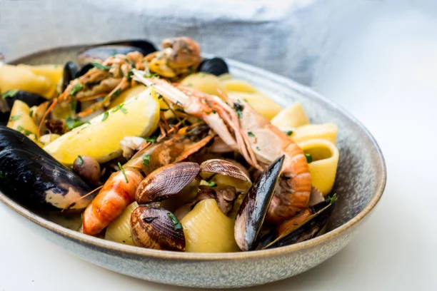 Disfruta del mar con esta ensalada de patata irresistible 2 Moncloa Agregar hierbas y el aderezo