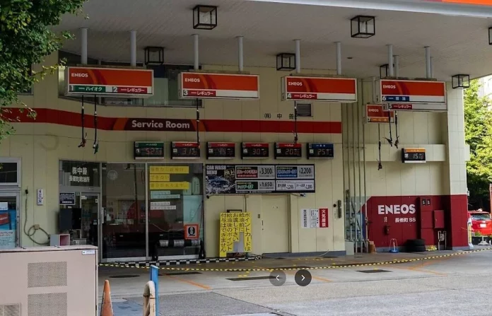 Adiós a las gasolineras tradicionales: este país innova con estaciones de servicio colgantes