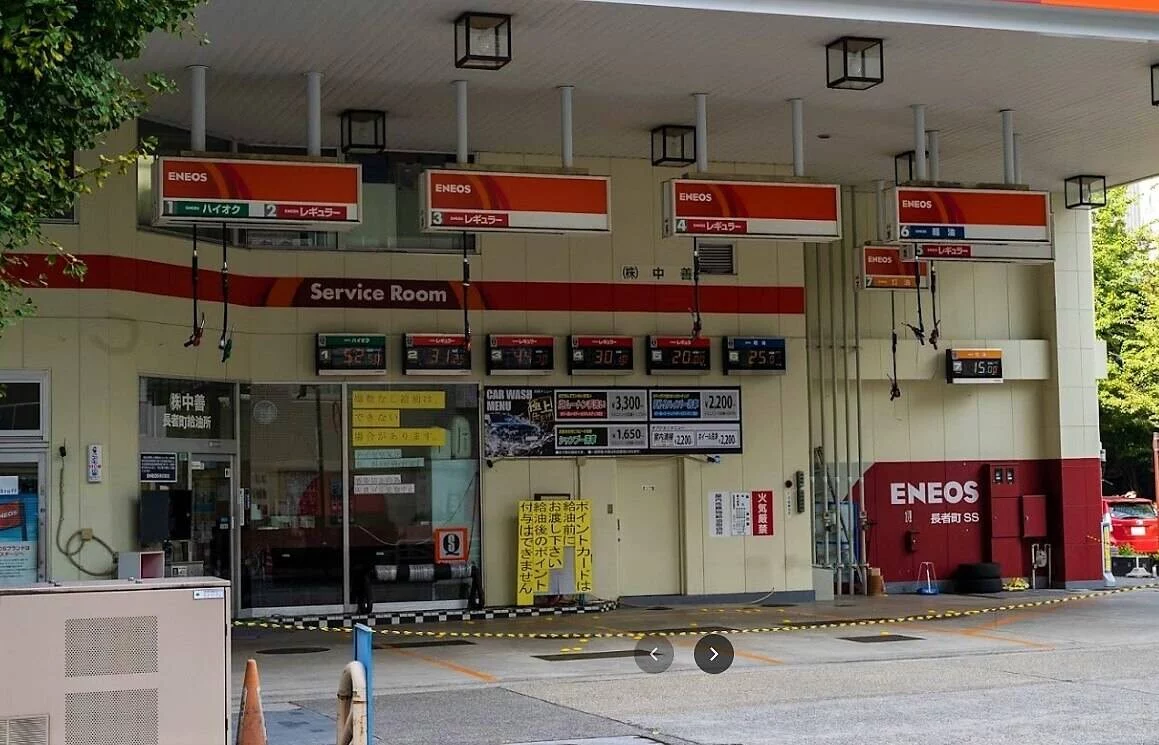 Adiós a las gasolineras tradicionales: este país innova con estaciones de servicio colgantes
