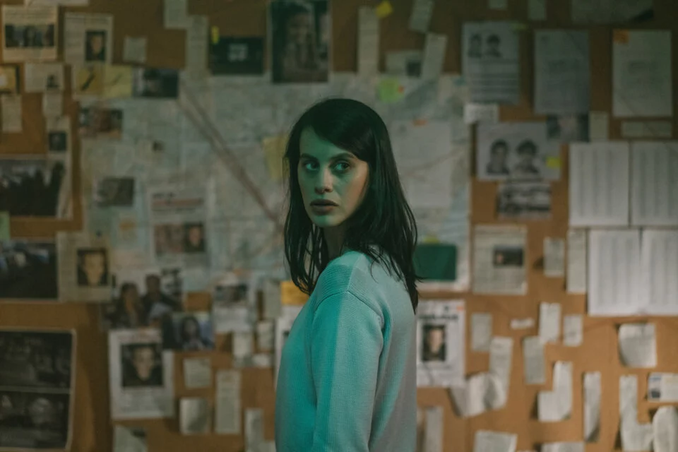Intriga y misterio en solamente 6 episodios: la serie de Netflix que arrasó en el top 1 2 Moncloa ¿De qué trata 'La chica de la nieve', la serie que es un éxito en Netflix?