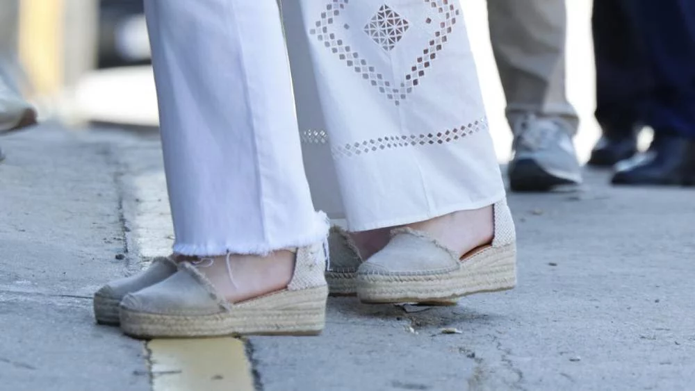 Alpargatas 'made in Spain': el calzado favorito de la princesa Leonor y la infanta Sofía 1 Moncloa Las alpargatas, las elegidas de la princesa Leonor y la infanta Sofía