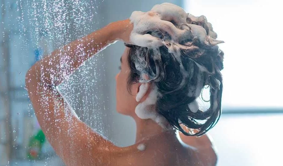 Dermatólogos revelan la frecuencia ideal para lavar el cabello y por qué lo estas haciendo mal 1 Moncloa Esta es la frecuencia ideal para lavar el cabello, según los dermatólogos