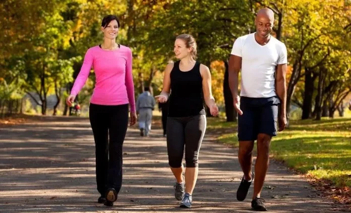 Ni por la mañana, ni por la tarde: La hora perfecta para caminar y reducir el azúcar en sangre