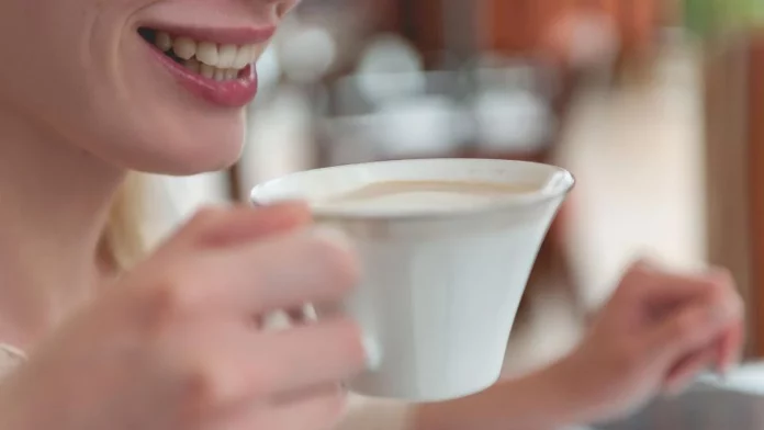 Tres maneras de disfrutar el café sin preocuparte por las manchas en tus dientes