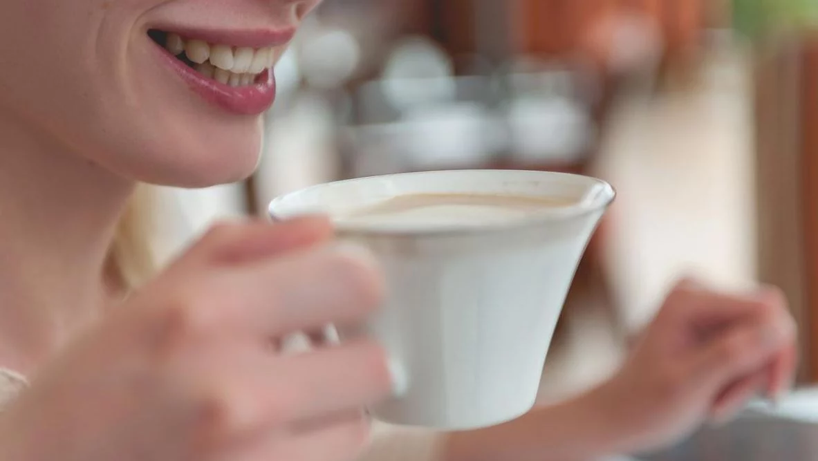 Tres maneras de disfrutar el café sin preocuparte por las manchas en tus dientes