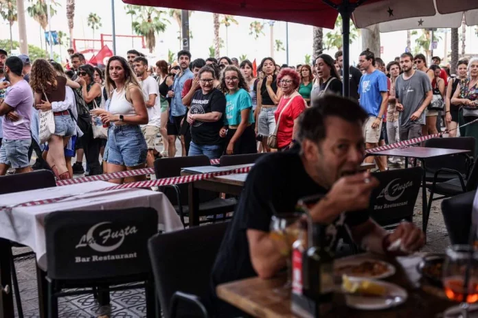 Caos en Barcelona: turistas son echados de la ciudad con armas de fuego reales