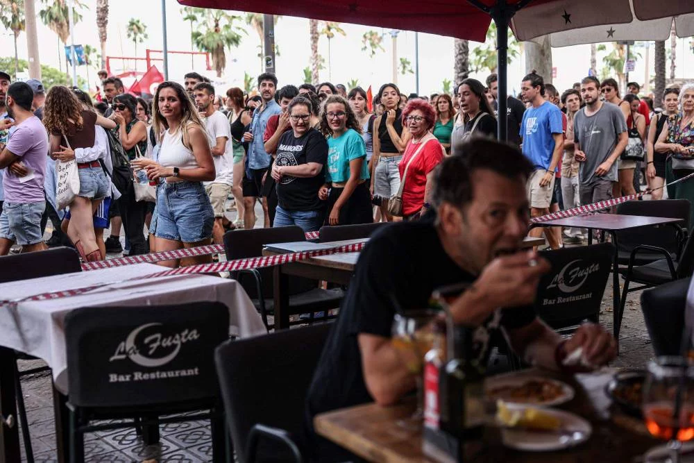 Caos en Barcelona: turistas son echados de la ciudad con armas de fuego reales