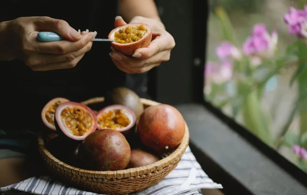 Mejora tu vida con la fruta de la pasión: el superalimento que necesitas 2 Moncloa ¿Cómo incluir la fruta de la pasión en tu alimentación?