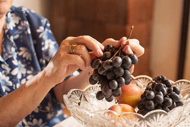 La OMS lo dice claro: las uvas no son aptas para estos grupos de personas 2 Moncloa Dificultades en mayores de 65 años