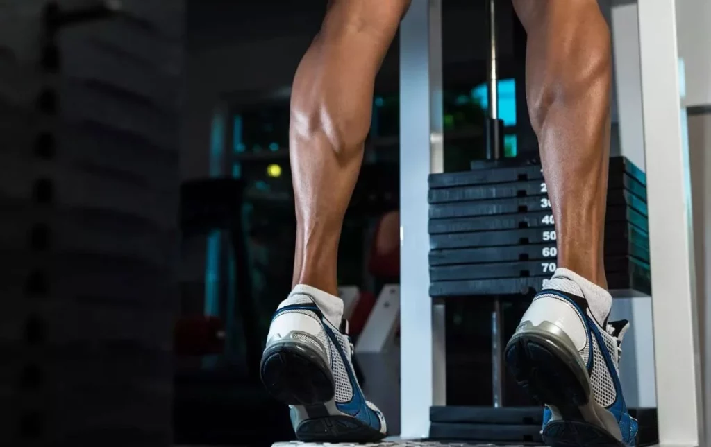 Adiós a correr: el ejercicio sencillo que activa tu metabolismo y quema grasa rápidamente 1 Moncloa Ya no necesitas correr: así debes hacer las flexiones de sóleo para activar el metabolismo