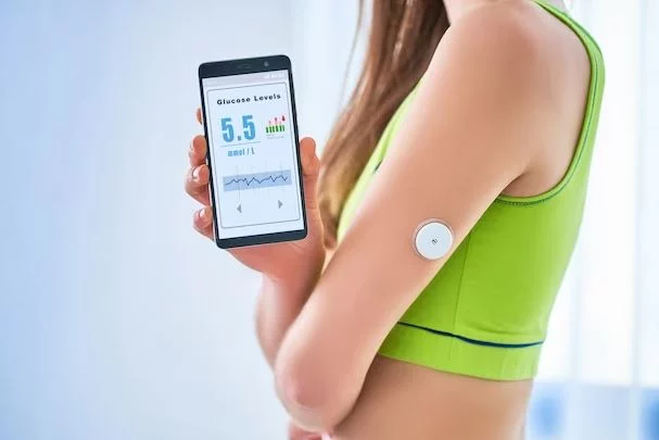 El misterio del parche blanco en el antebrazo que todos están usando 1 Moncloa ¿Cómo funcionan los parches blancos para medir glucosa?