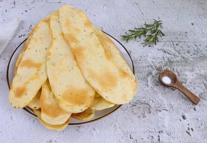 Haz pan plano crujiente en casa con 5 ingredientes básicos