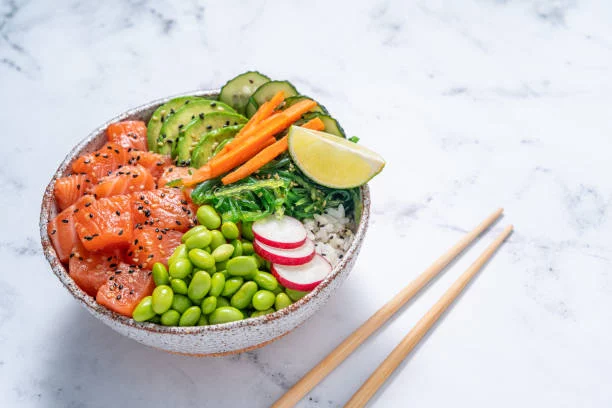 El poke bowl de 5 ingredientes que recomiendan los nutricionistas y se ha vuelto viral