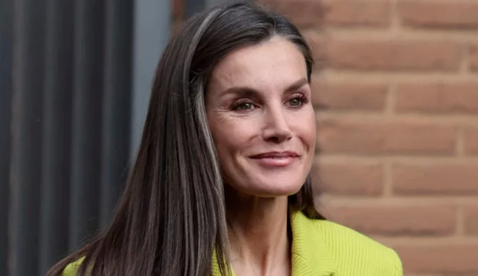 La reina Letizia tiene el secreto infalible para matizar las canas y lucir elegante ¡Y lo descubrimos!