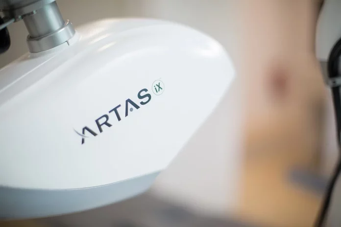 ¡Adiós calvicie para siempre! Un robot con inteligencia artificial te devuelve el pelo uno a uno