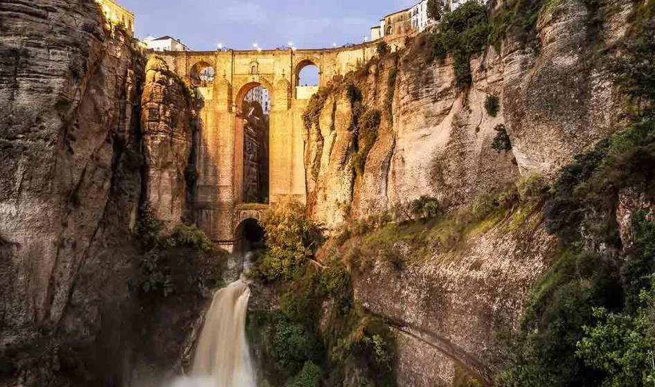 Un pueblo "dividido" que se convierte en el destino de moda para el verano y que debes conocer 1 Moncloa Qué hacer en este pueblo durante las vacaciones