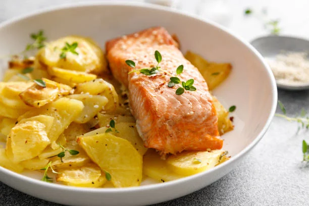 Del horno a la mesa en 15 minutos: Receta de salmón con hortalizas para una comida sabrosa y rápida