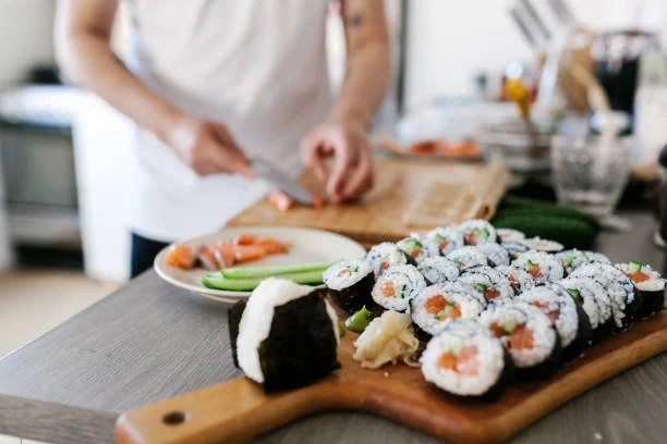 El arte del sushi en casa: guía paso a paso para principiantes