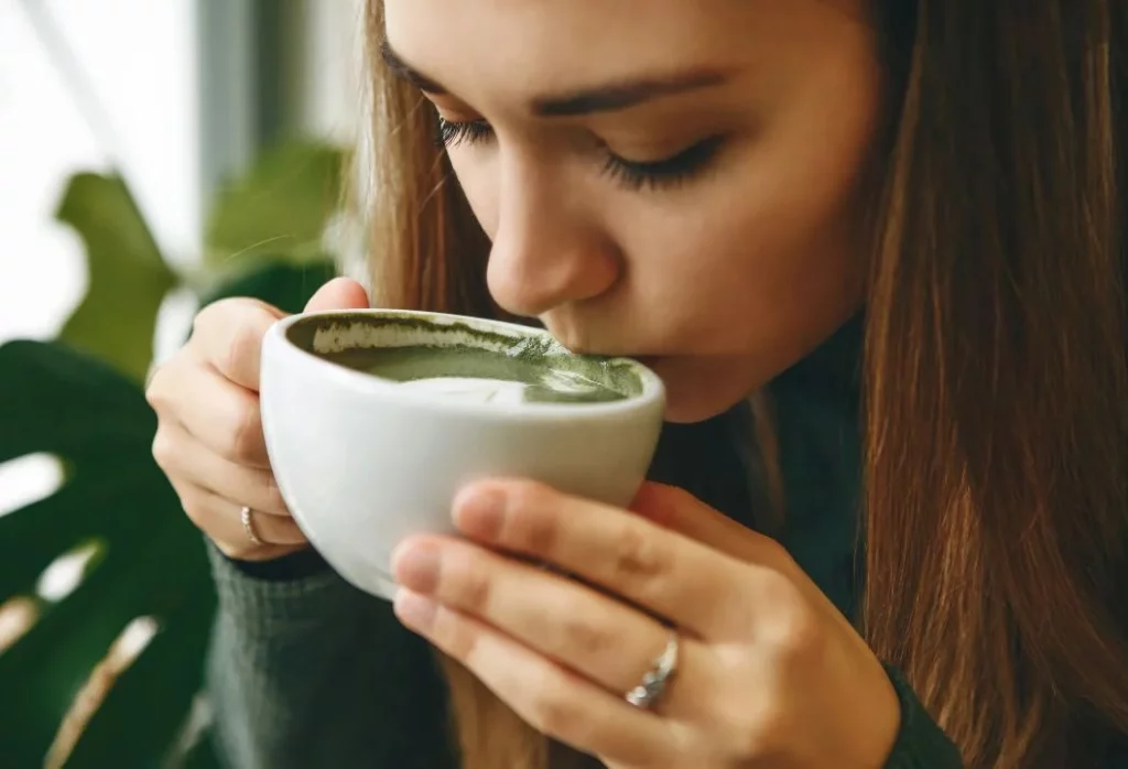 La bebida antiinflamatoria de Letizia que reemplaza el café y ayuda a perder peso 2 Moncloa ¿Cómo preparar y tomar el té verde como Letizia?