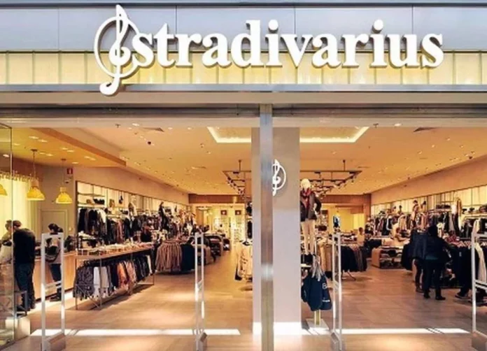 Stradivarius baja a 16 euros su vestido marinero que usarás este otoño